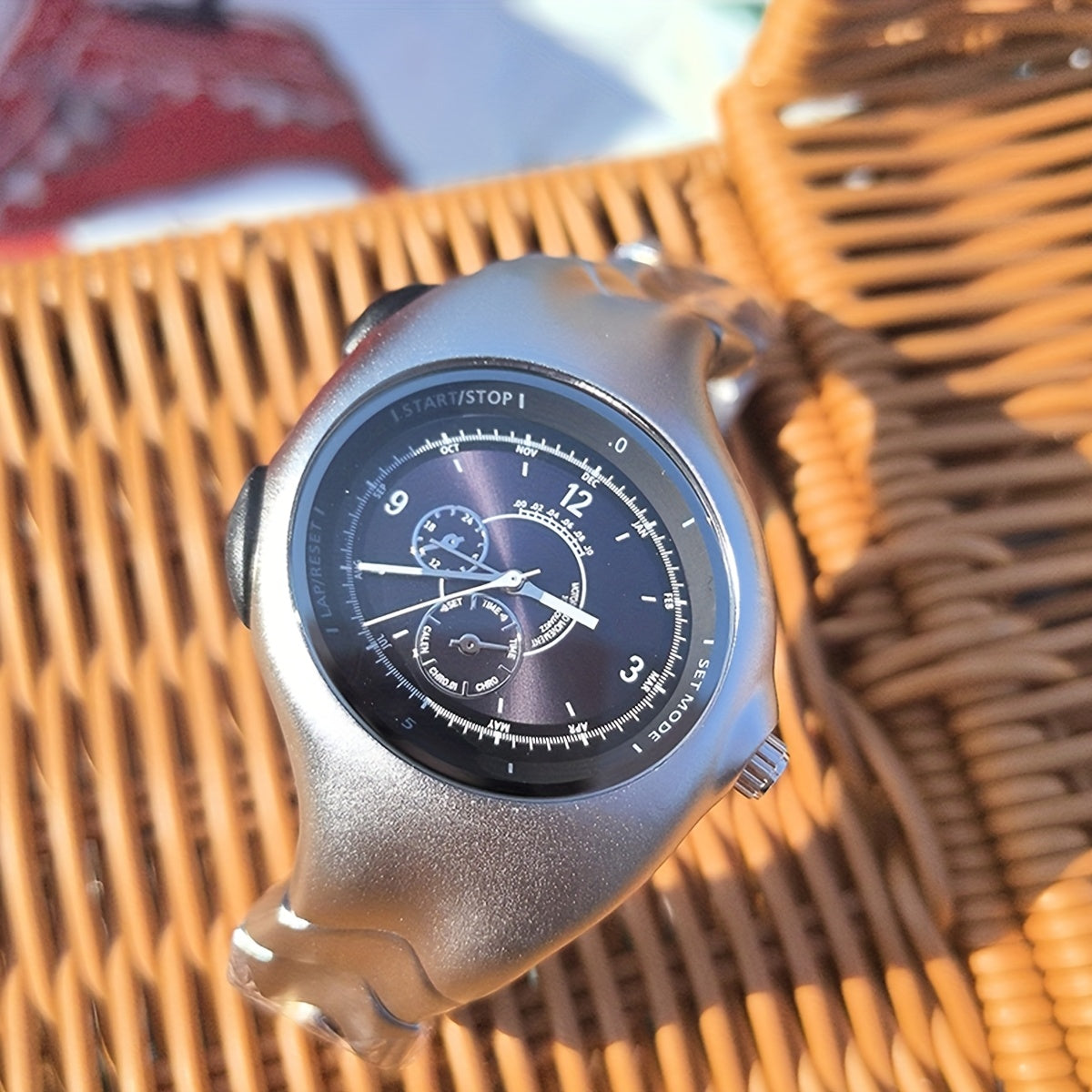 A Uniquely Shaped Y2K Original Men'S Watch, a Non-Mechanical Timepiece with a Twisted Retro Fashion, Vintage High-End, Niche Quartz Wristwatch.