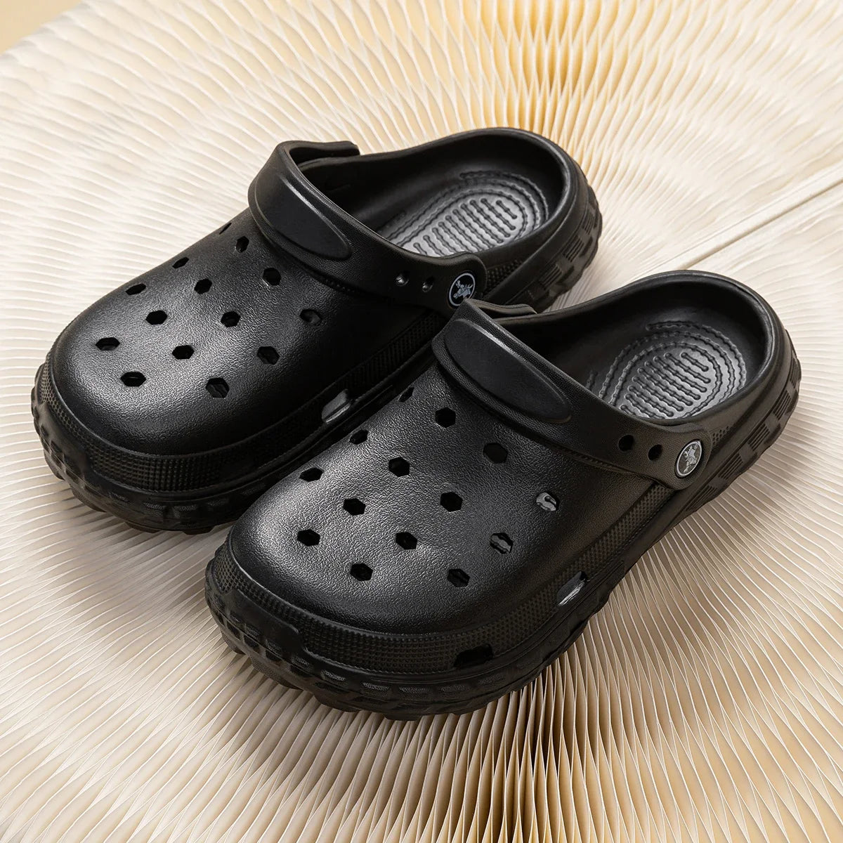 Women and Men's Hole Shoes Summer Non-Slip Outdoor Sandals Closed Toe Shit Feeling Beach Slippers Thick Bottom Soft Bottom
