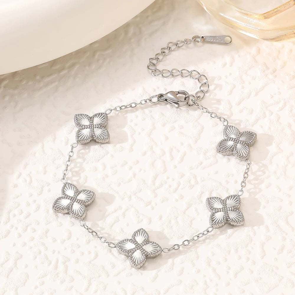 Stainless steel necklace, bracelet, earrings, exquisite clover jewelry, women's fashionable and versatile jewelry set