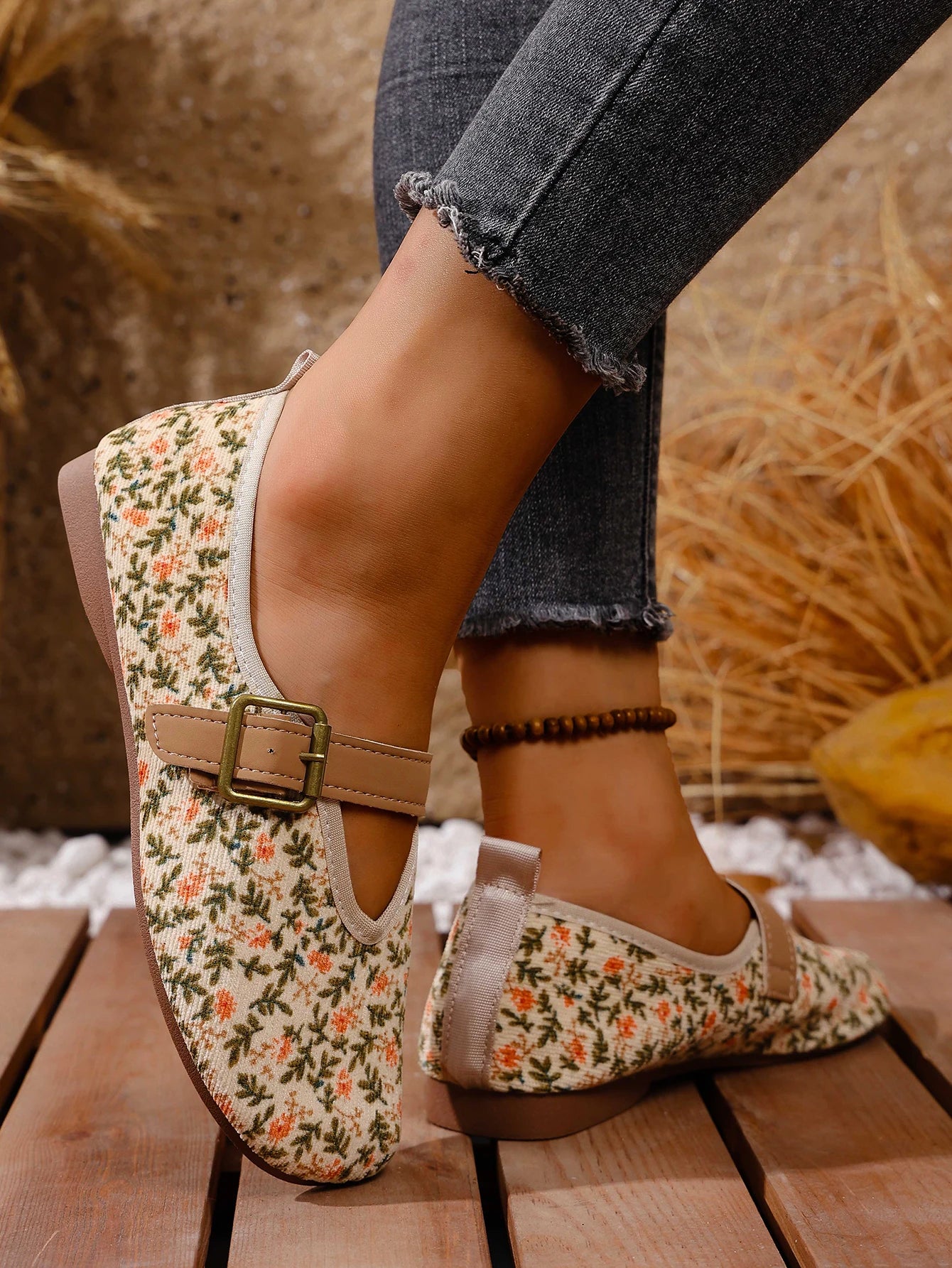 Women's slip-on flat shoes, comfortable for walking, featuring a round toe, easy-to-wear loafers style, with solid color and flo