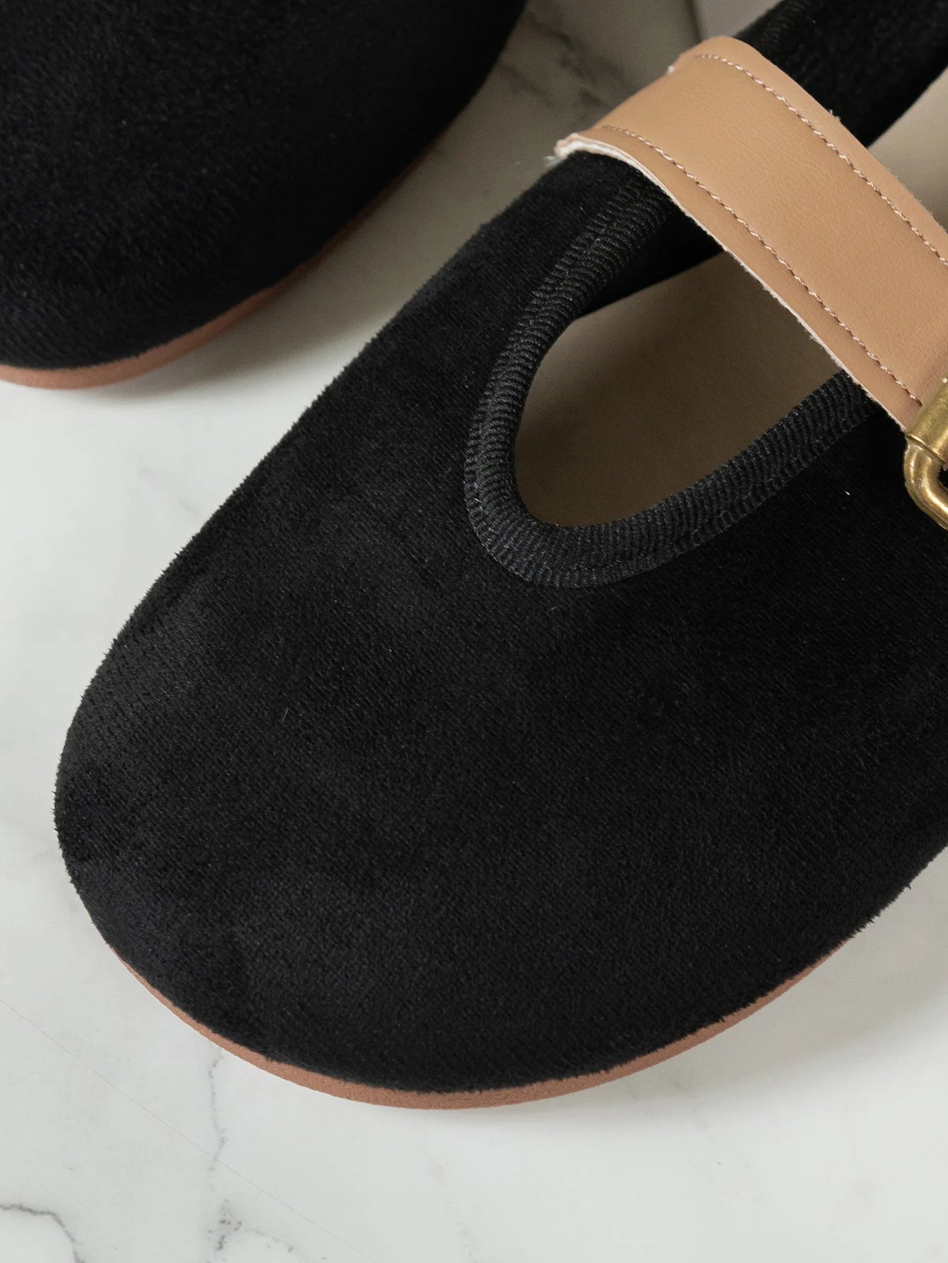 Women's slip-on flat shoes, comfortable for walking, featuring a round toe, easy-to-wear loafers style, with solid color and flo