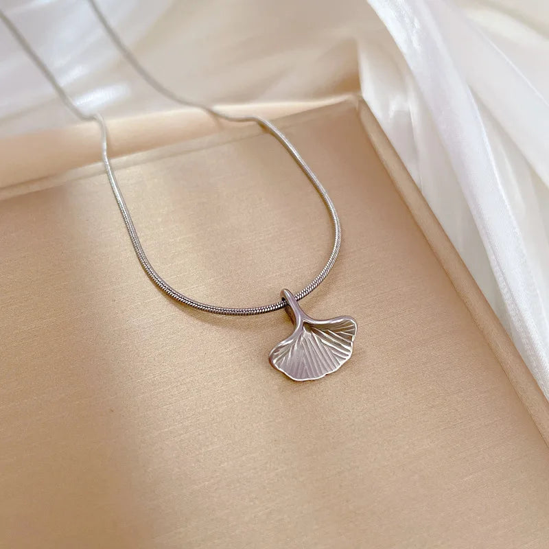 Women Jewelry Accessories Gingko Leaf Charm Pendant Necklace Ginkgo Biloba Leaf Pendant Choker Necklace Collars Sweater Chain