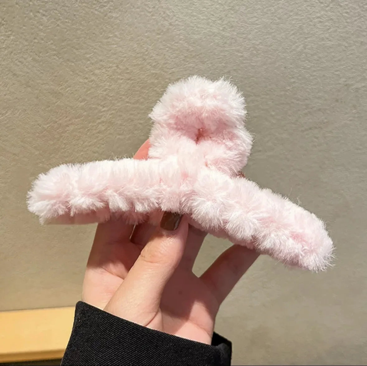 Autumn and Winter Plush Claw for Women Elegant Acrylic Crab Barrette Hairpin Girl-Hair Accessories Furry Headwear Hair Claw Clip
