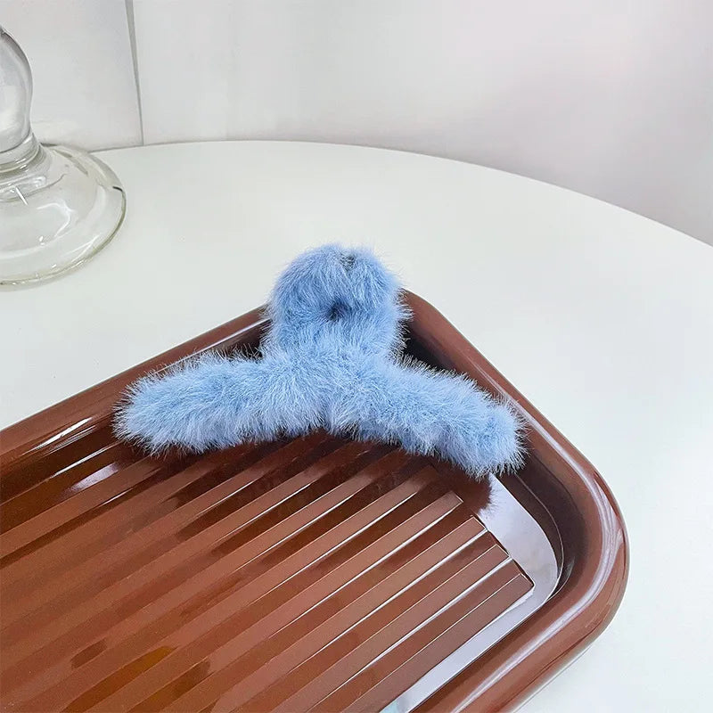 Winter Faux Fur Hair Claws for Women Elegant Acrylic Crab Barrette Hairpin Girls Hair Accessories Furry Headwear Hair Claw Clip