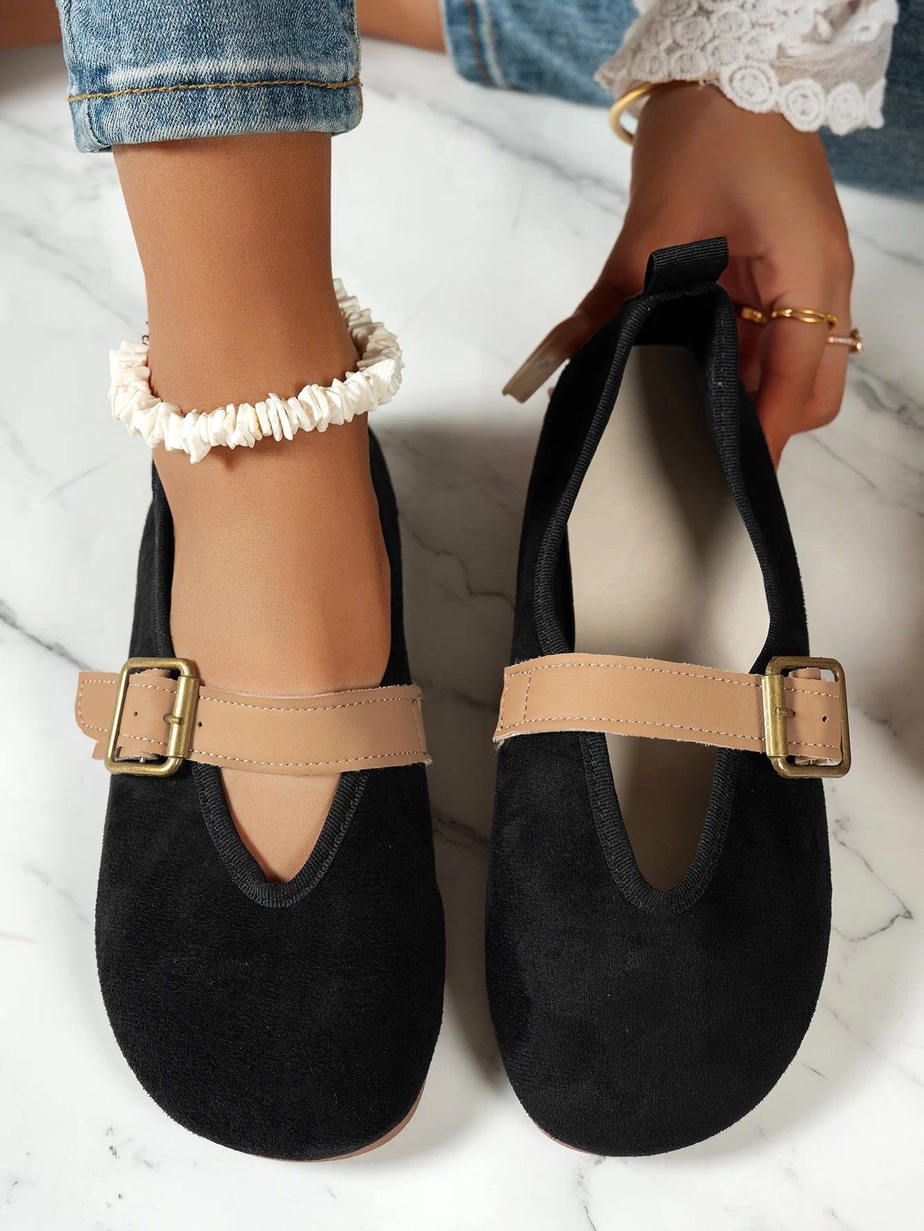 Women's slip-on flat shoes, comfortable for walking, featuring a round toe, easy-to-wear loafers style, with solid color and flo