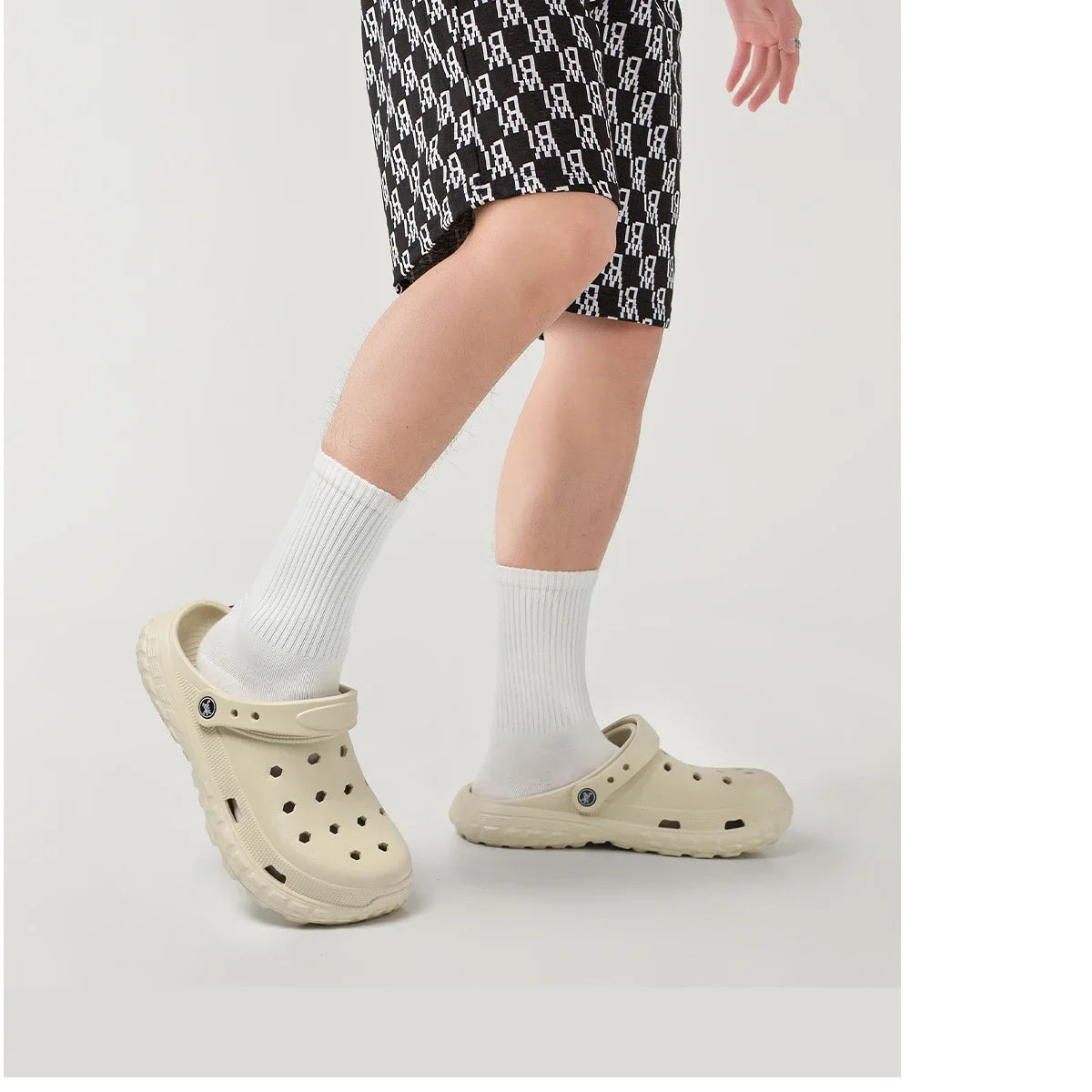 Women and Men's Hole Shoes Summer Non-Slip Outdoor Sandals Closed Toe Shit Feeling Beach Slippers Thick Bottom Soft Bottom