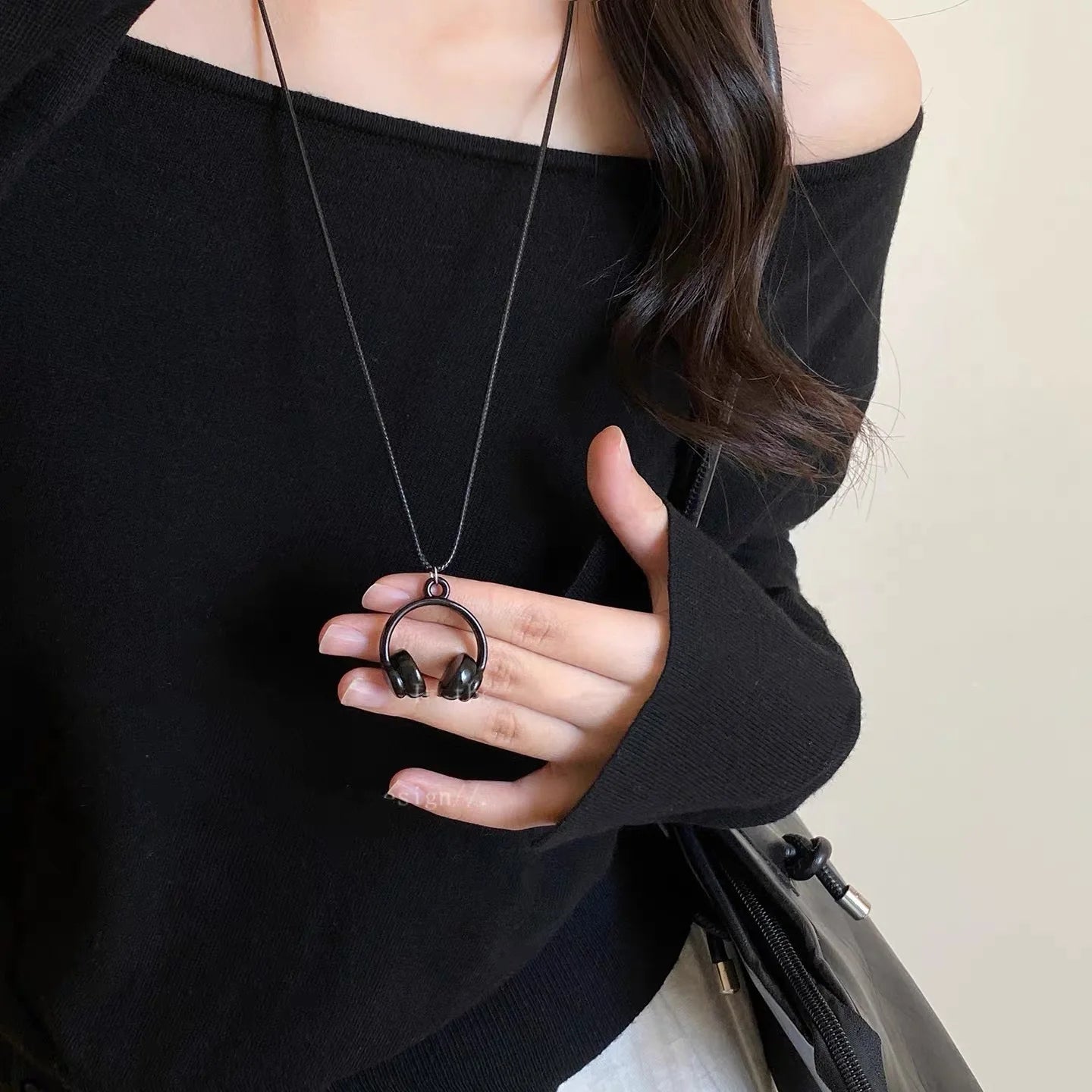 Creative Mini Fashion Earphones Pendant Necklace Women Neck Sweater Chain High Sense Accessories Jewelry for Women Gift