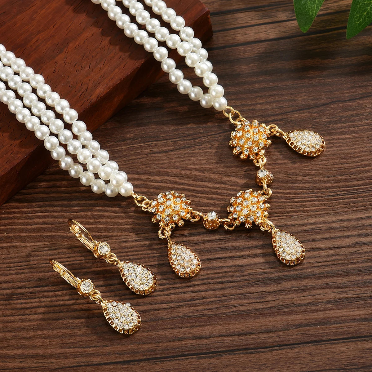 Stylish And Elegant Beaded Design With Exquisite Craftsmanship Pendant Necklace With Head Chain Wedding Set Jewelry