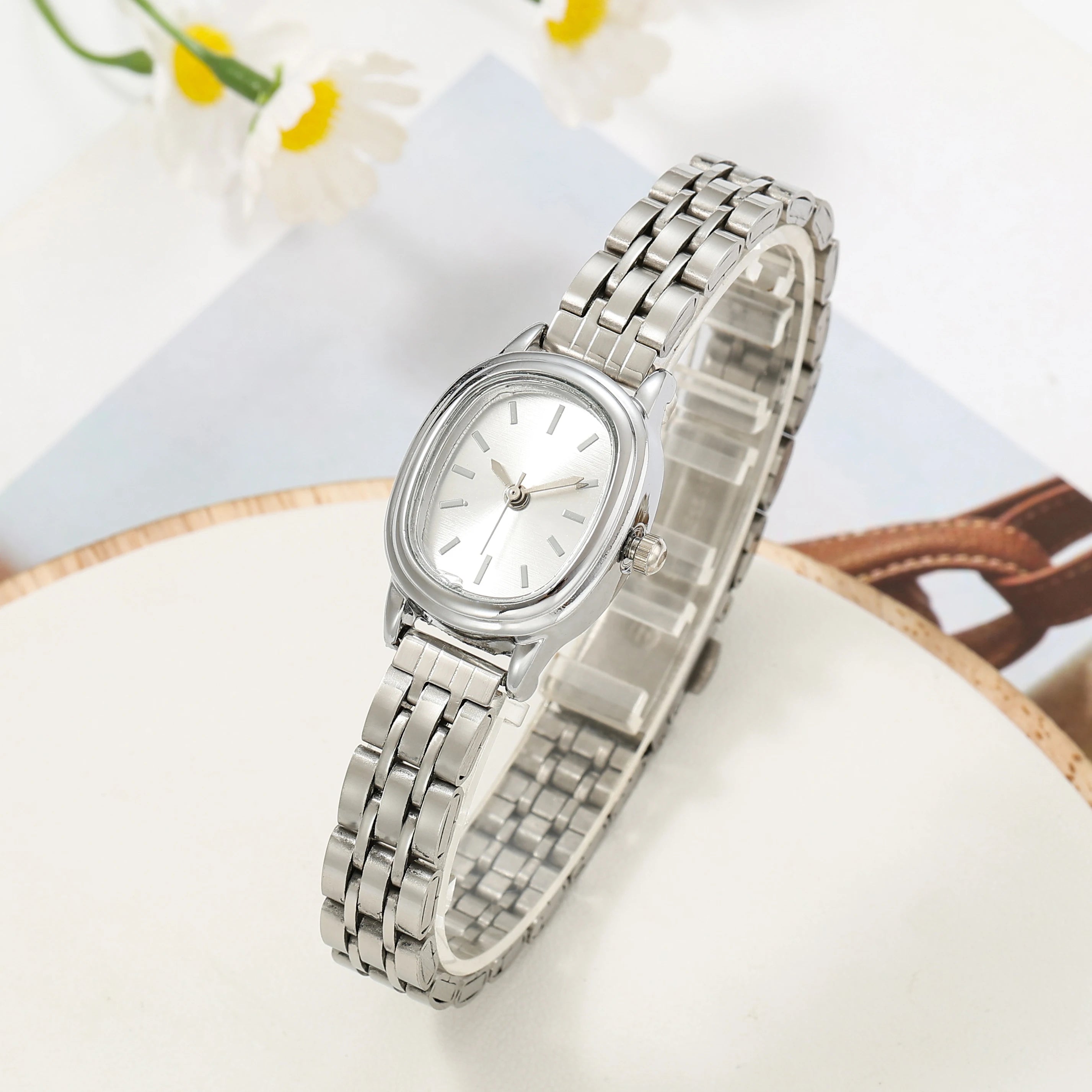 New Women's Watch, Trendy and Fashionable, Oval Steel Band Women's Watch, Simple and Versatile, Small Dial, Elegant Watch