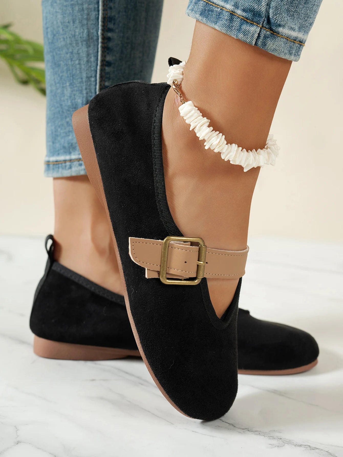 Women's slip-on flat shoes, comfortable for walking, featuring a round toe, easy-to-wear loafers style, with solid color and flo