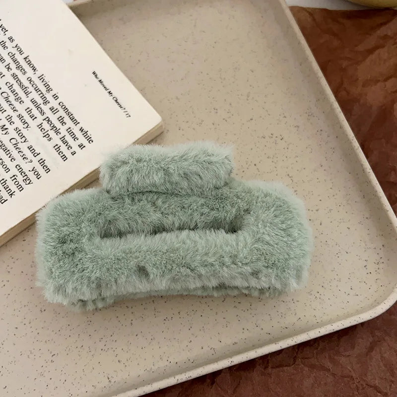 Winter Plush Hair Claw Elegant Acrylic Hairpins Faux Fur Hair Clip Barrette Crab Headwear for Women Girls Hair Accessories