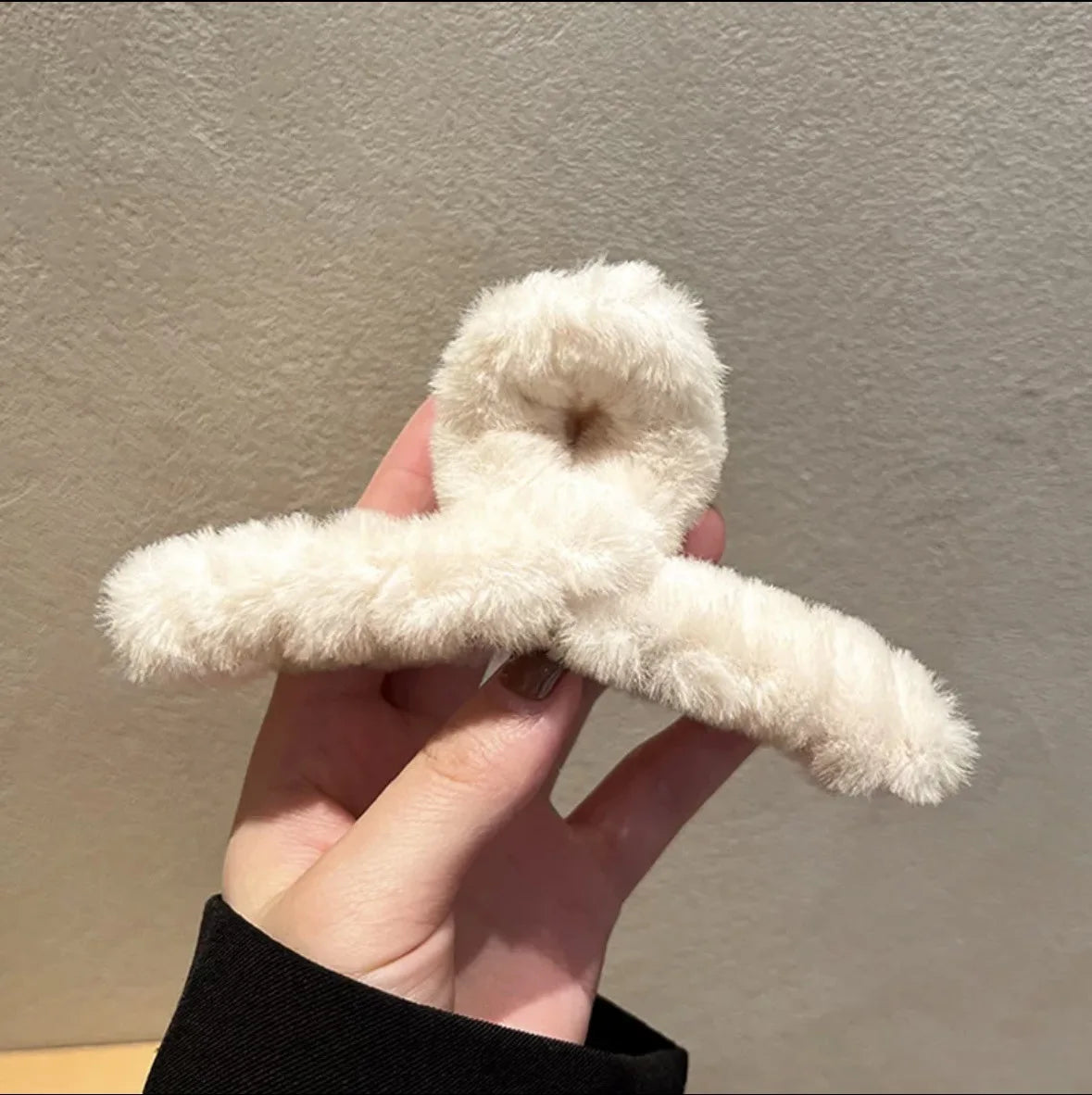 Autumn and Winter Plush Claw for Women Elegant Acrylic Crab Barrette Hairpin Girl-Hair Accessories Furry Headwear Hair Claw Clip