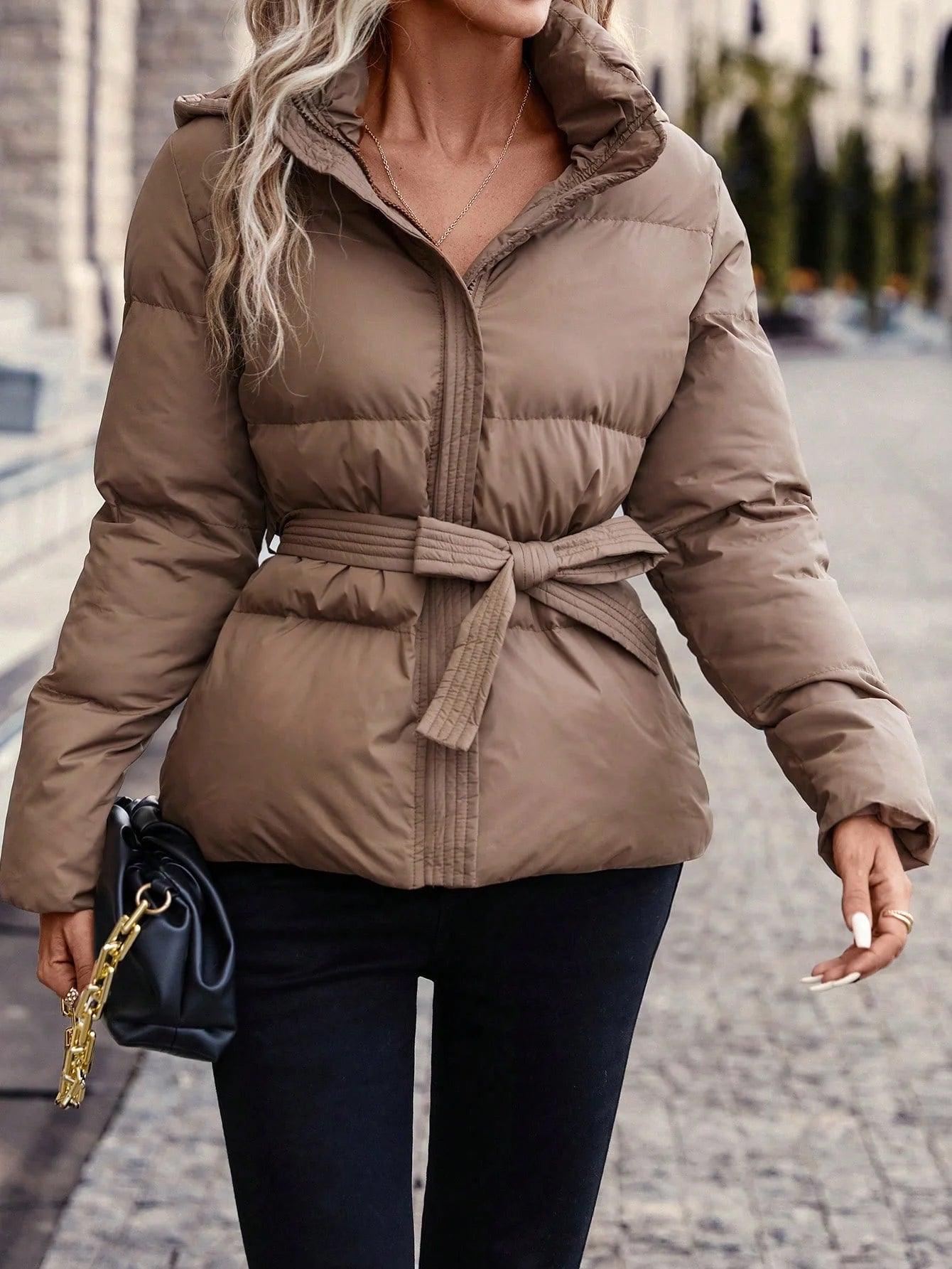 A new short cotton-padded jacket for women in winter, featuring a thick hooded tie that cinches the waist and accentuates the fi