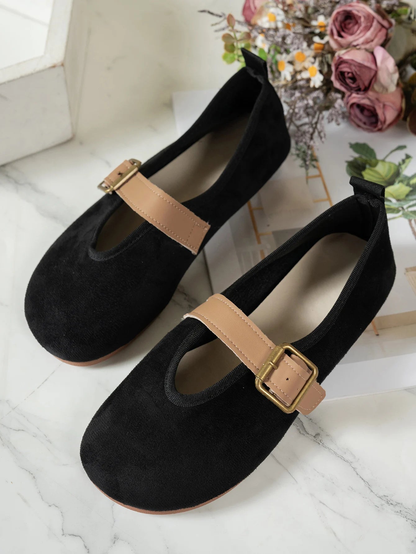 Women's slip-on flat shoes, comfortable for walking, featuring a round toe, easy-to-wear loafers style, with solid color and flo