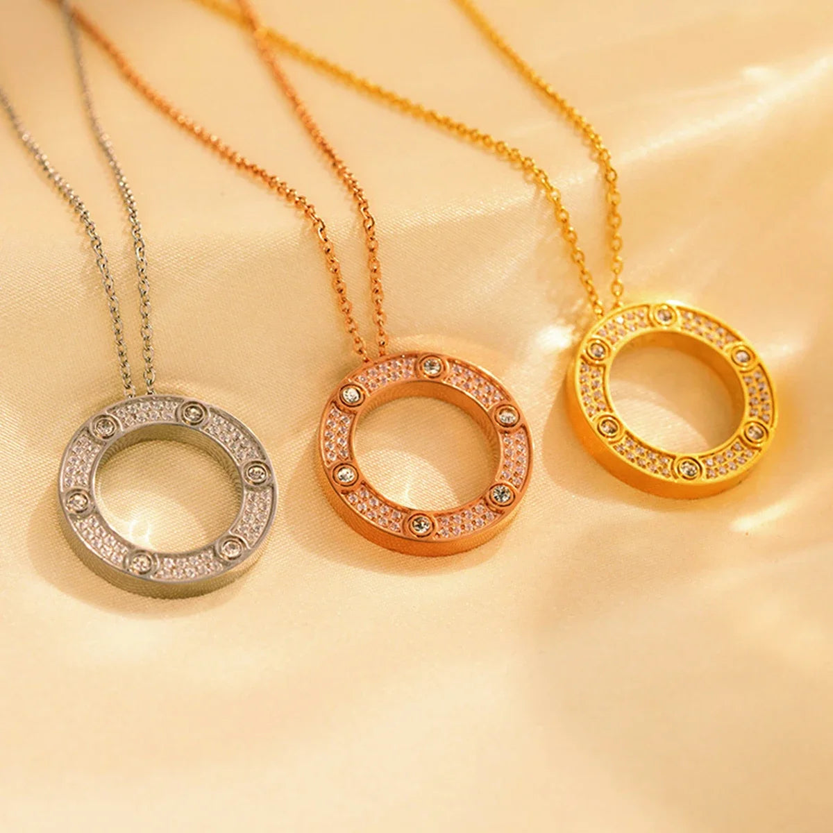 Fashion  Elegant Jewelry Crystal Circle Pendant Necklace  for Women Women Fashion Necklace Jewelry Gift