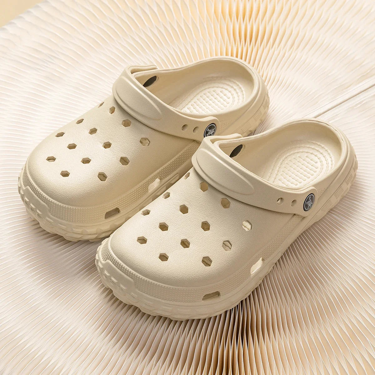 Women and Men's Hole Shoes Summer Non-Slip Outdoor Sandals Closed Toe Shit Feeling Beach Slippers Thick Bottom Soft Bottom