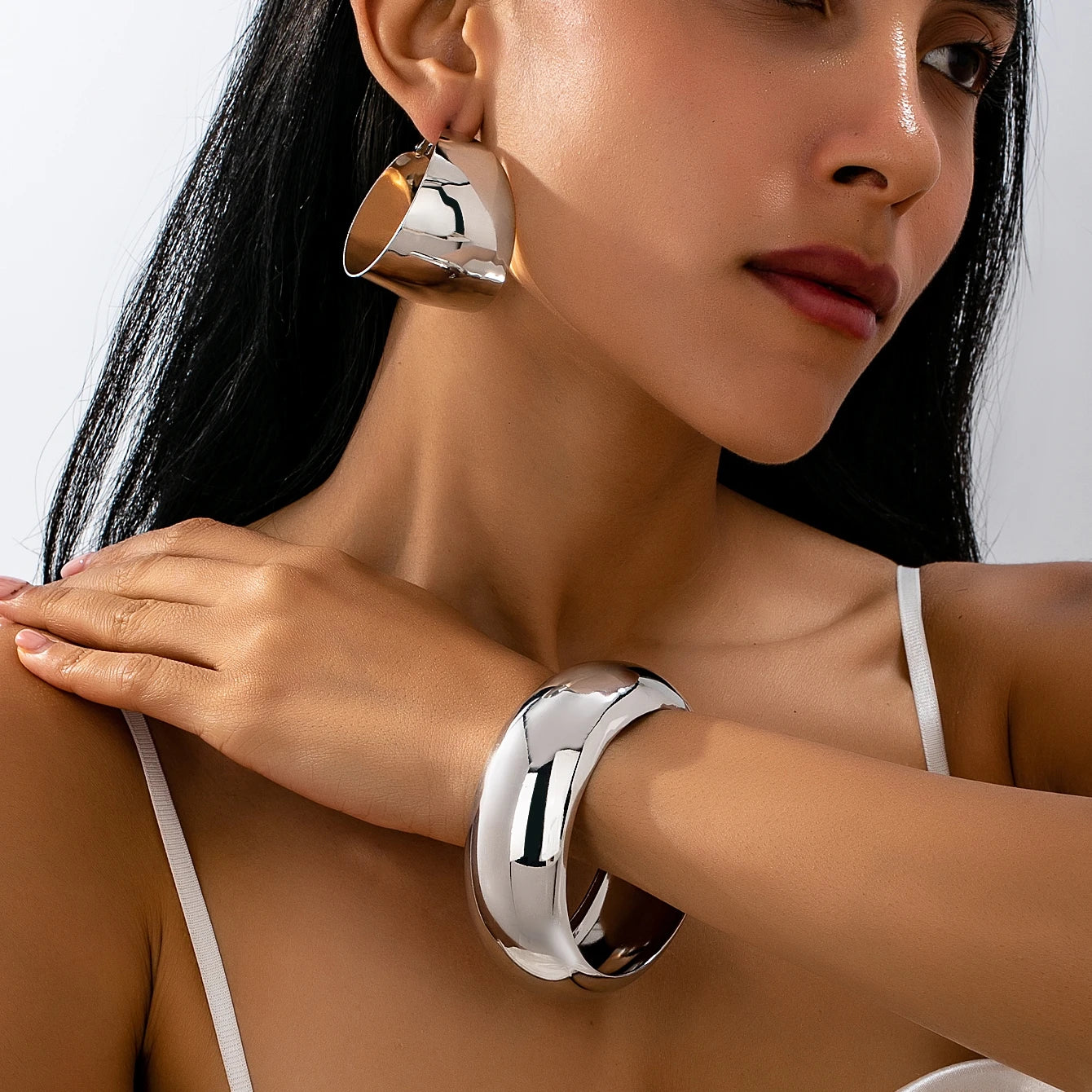 Women's Jewelry Set, Simple, Exaggerated and Fashionable Glossy Bracelet and Earrings Set, Suitable for Daily Wear and Vacation Wear