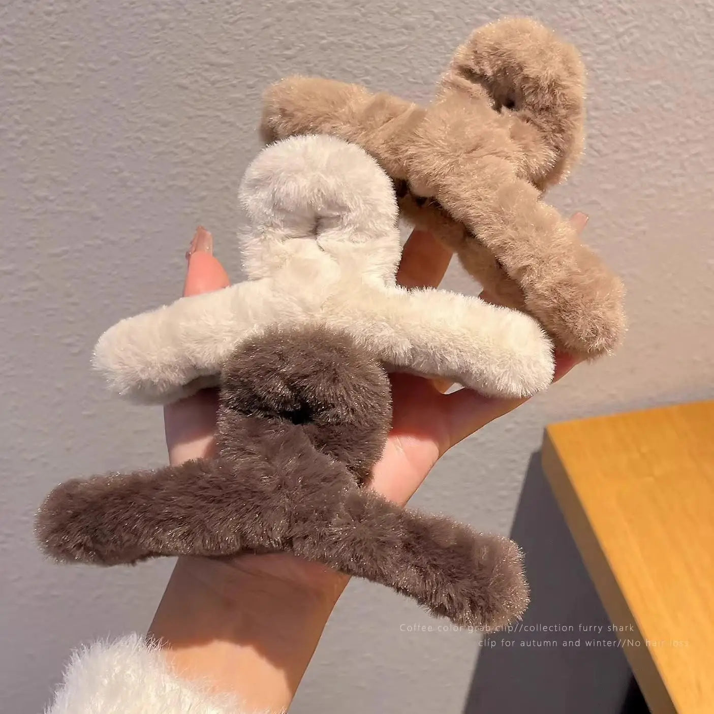 Winter Faux Fur Hair Claw For Women Girls Acrylic Crab Barrette Hairpin Furry Headwear Hair Claw Clip Fashion Hair Accessories