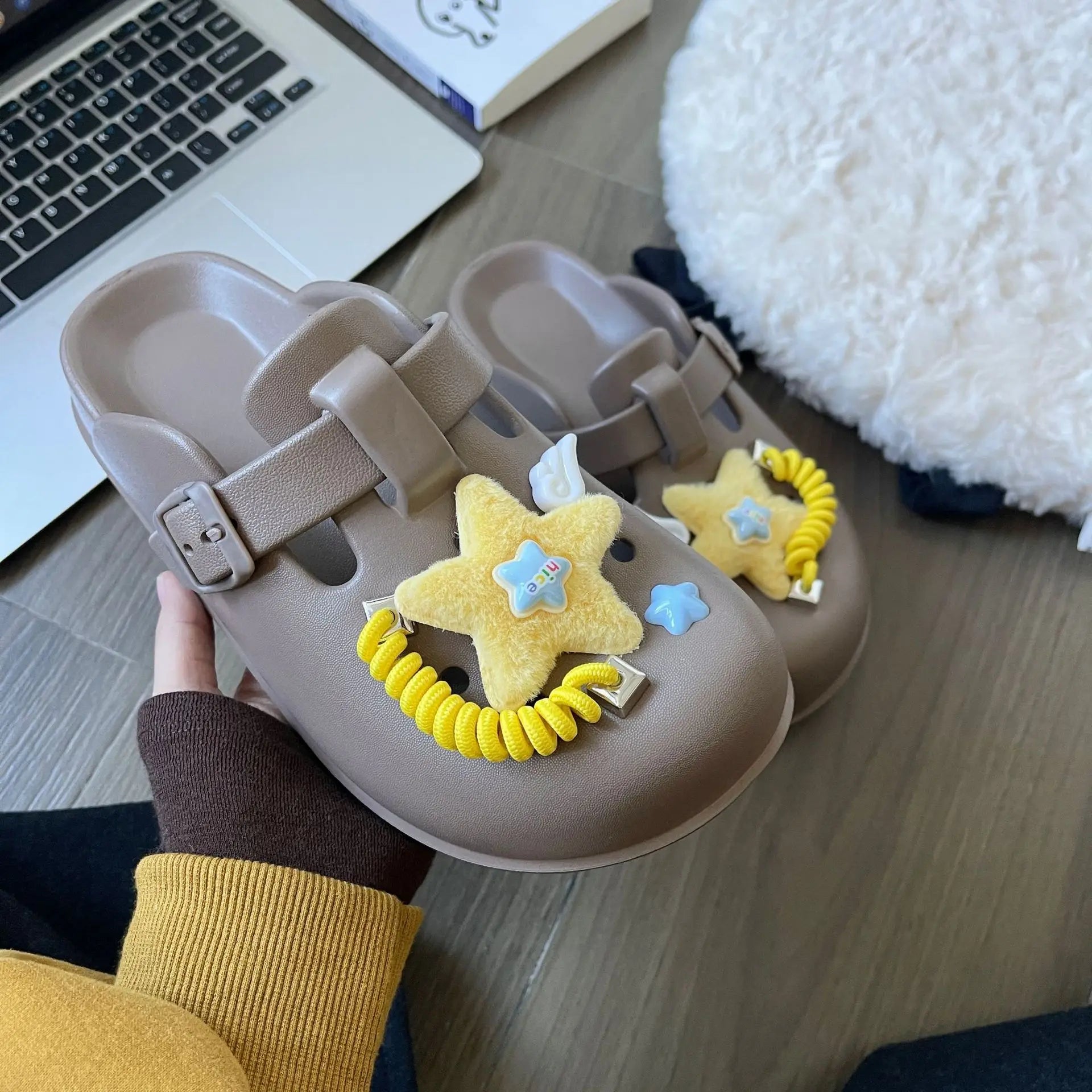 Top selling hole shoes with a high-end feel, non slip slippers for external wear, breathable half toe cap sandals