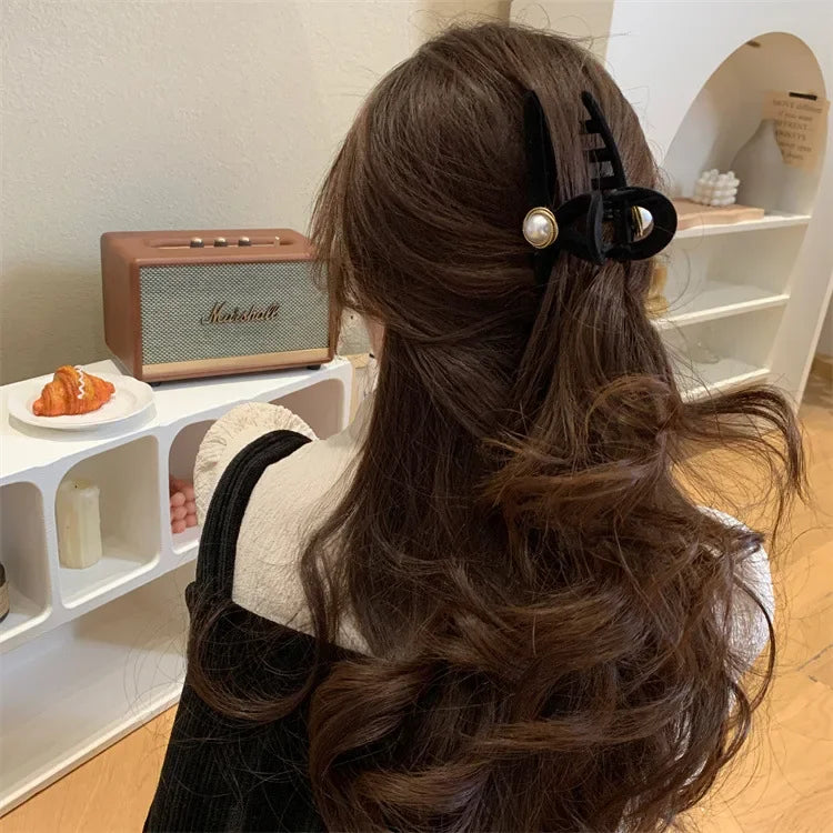 Women Hair Accessories Korean Fashion Large Black Pearl Camellia Heart Hair Claw Elegant Updo Headwear for Girls Shark Hair Pins