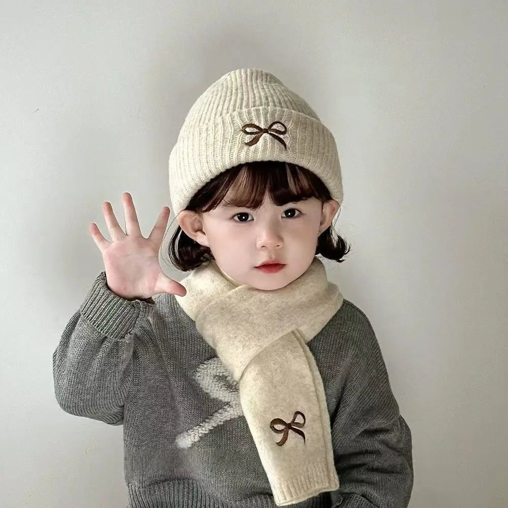 Winter children's hat and scarf two-piece set, windproof and warm, stylish knitted wool hat for boys and girls..