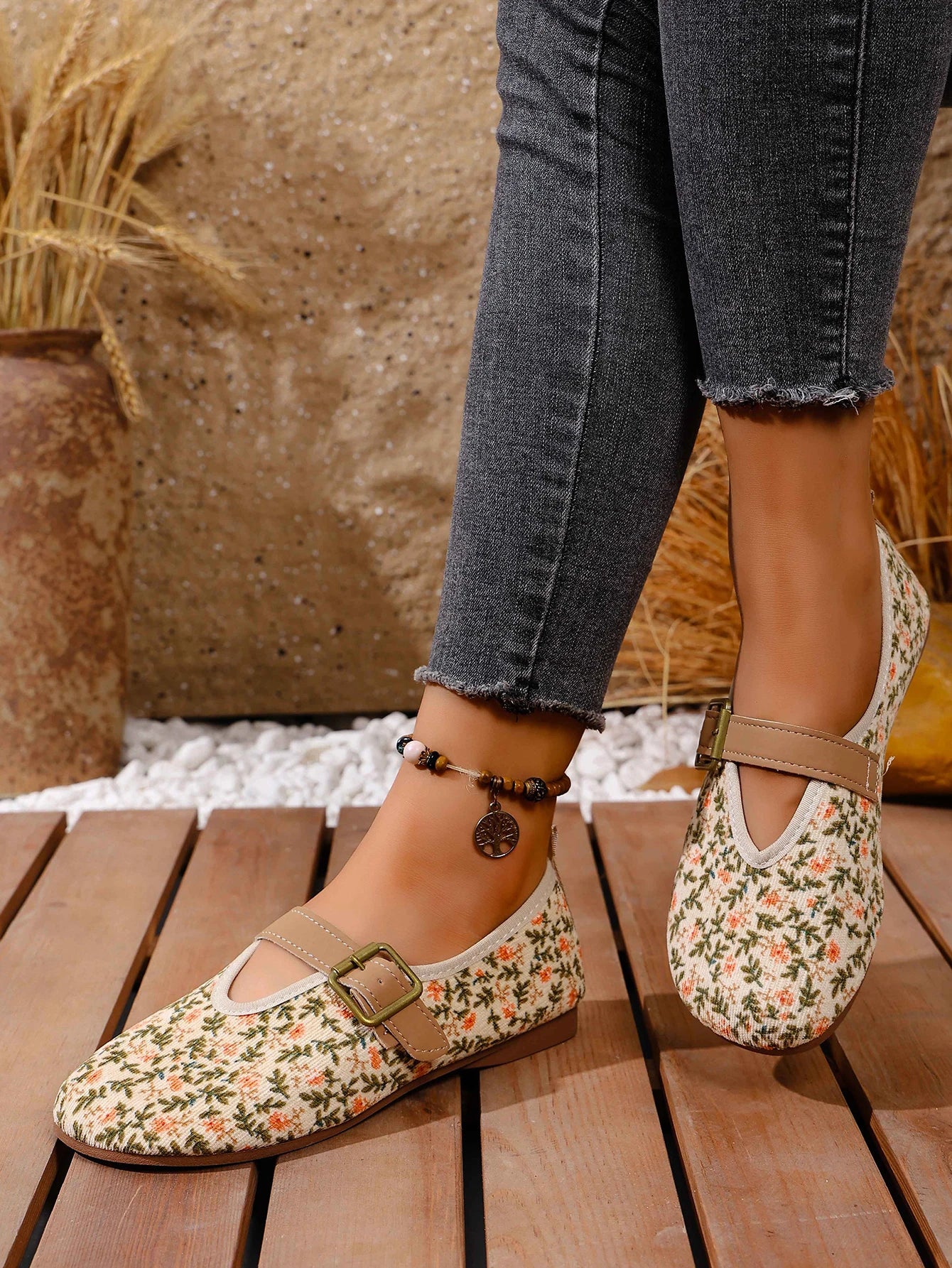 Women's slip-on flat shoes, comfortable for walking, featuring a round toe, easy-to-wear loafers style, with solid color and flo