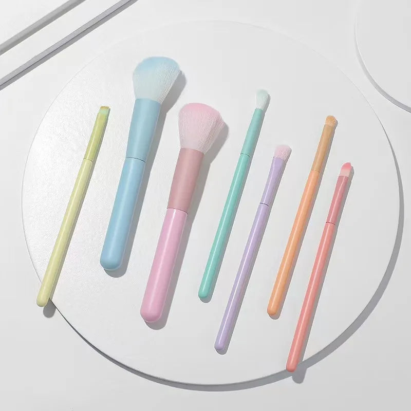 A full set of makeup tools including 7 colored makeup brushes, loose powder, contouring, eyeshadow, eyebrow brushes, etc