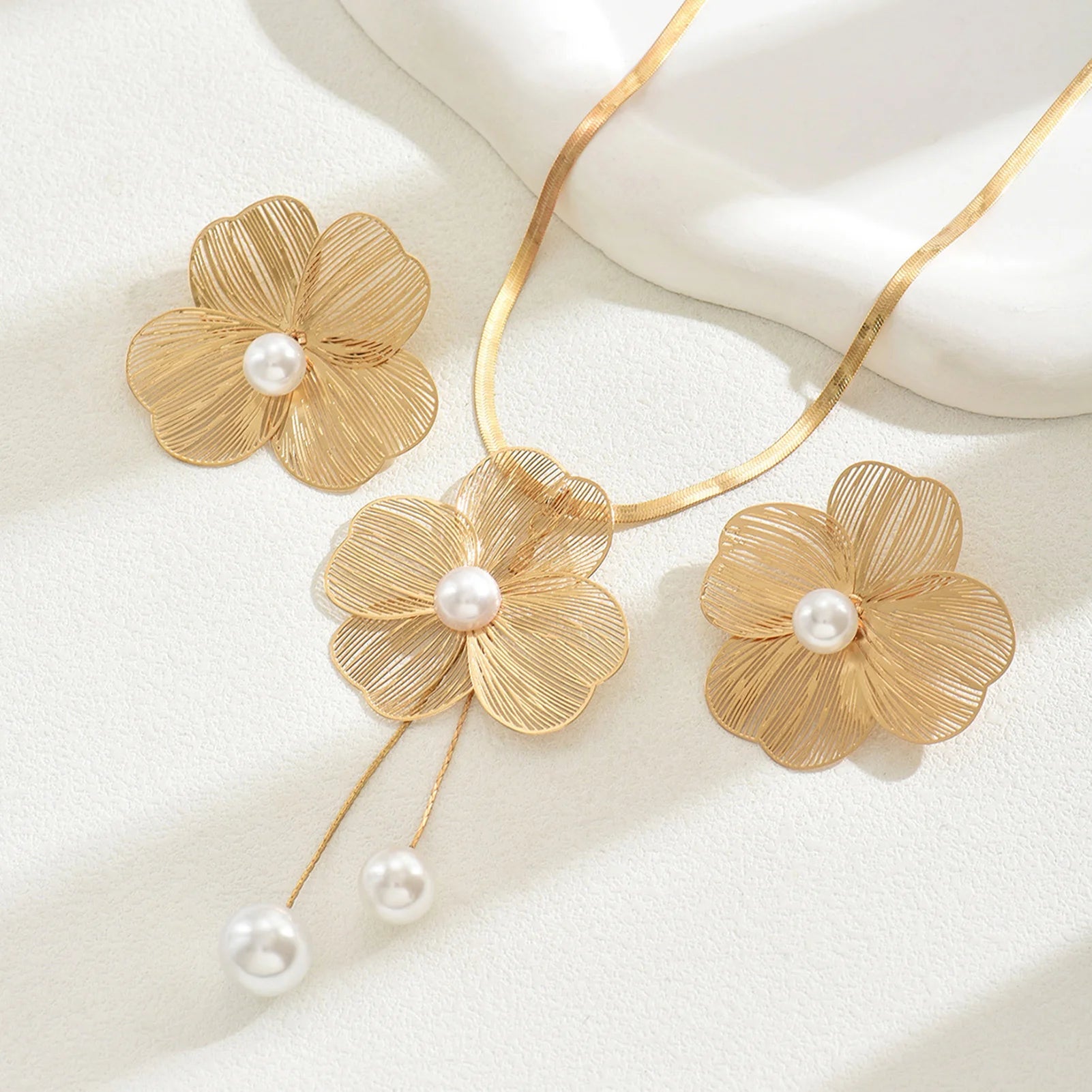 Necklace Earrings Set Elegant Gold Color Flowers Pendant Ladies High-end Inlaid Pearl Clavicle Jewelry Set Decoration.