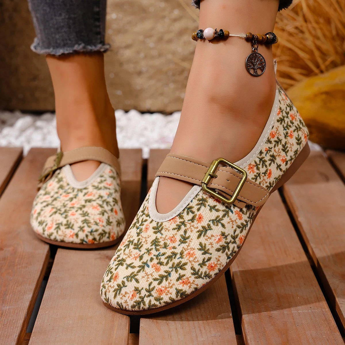 Women's slip-on flat shoes, comfortable for walking, featuring a round toe, easy-to-wear loafers style, with solid color and flo