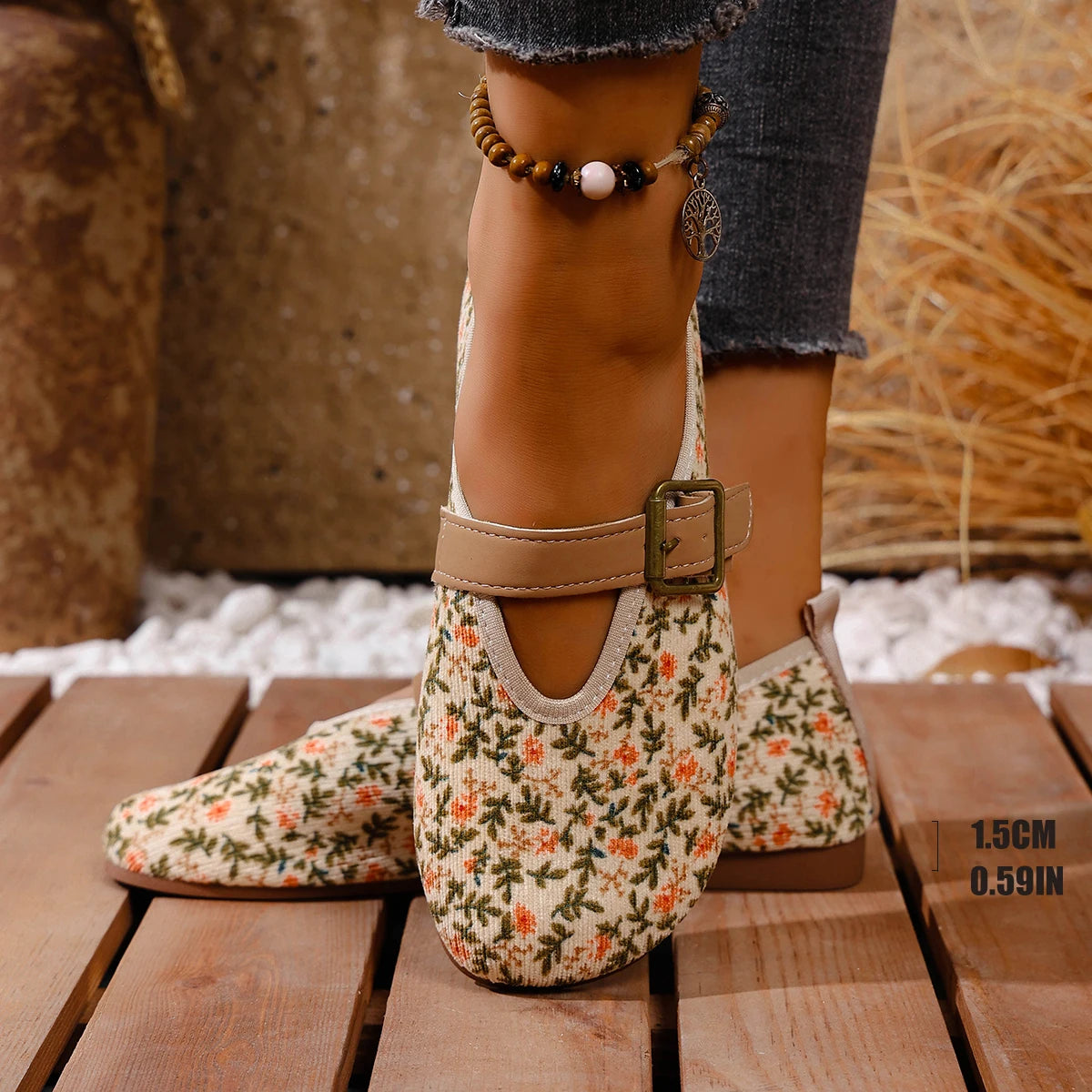 Women's slip-on flat shoes, comfortable for walking, featuring a round toe, easy-to-wear loafers style, with solid color and flo