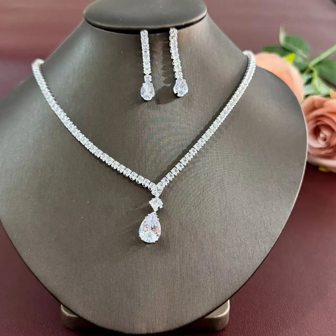 3-piece set of fashionable, simple, exquisite, sparkling jewelry chain for women to wear at gatherings and festivals