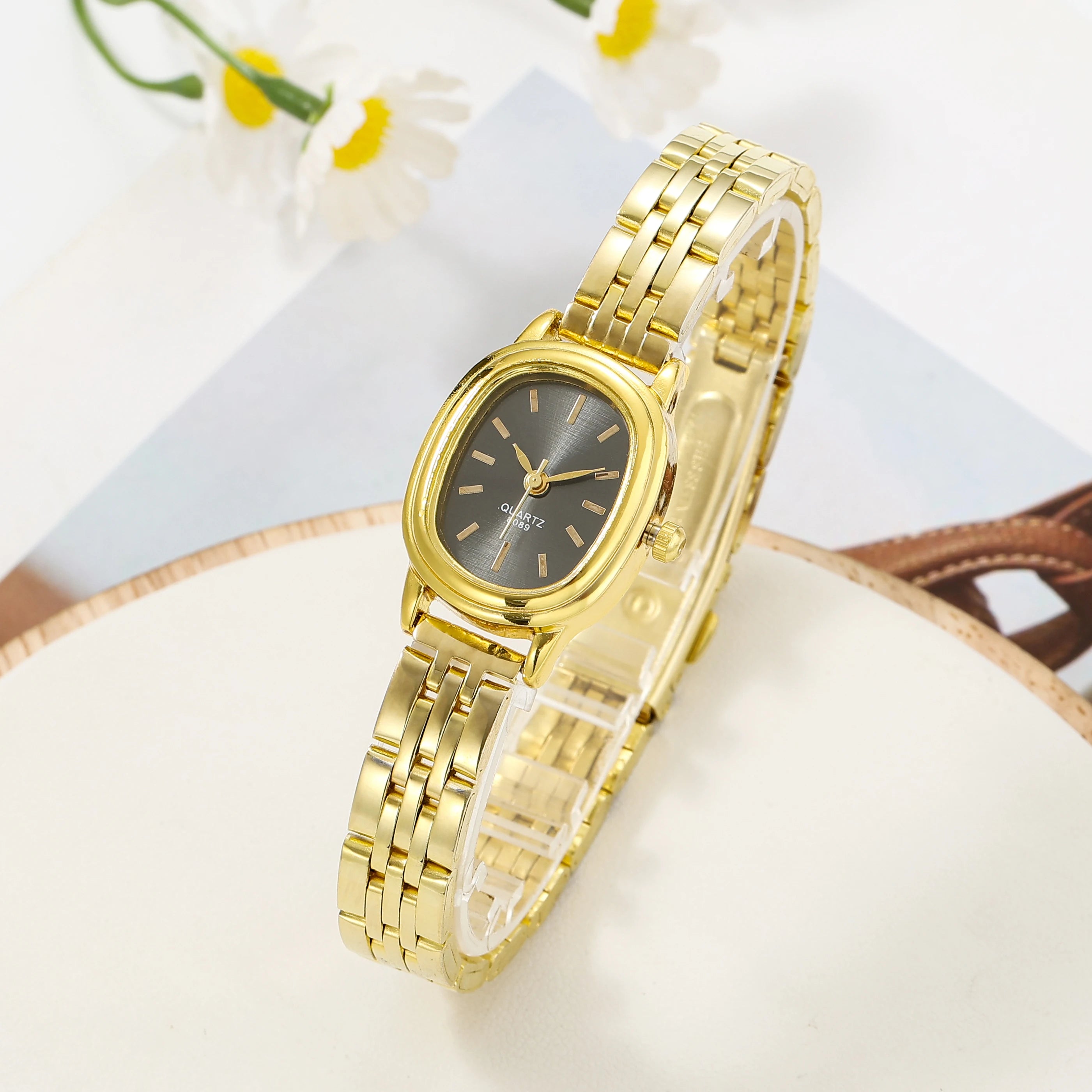 New Women's Watch, Trendy and Fashionable, Oval Steel Band Women's Watch, Simple and Versatile, Small Dial, Elegant Watch