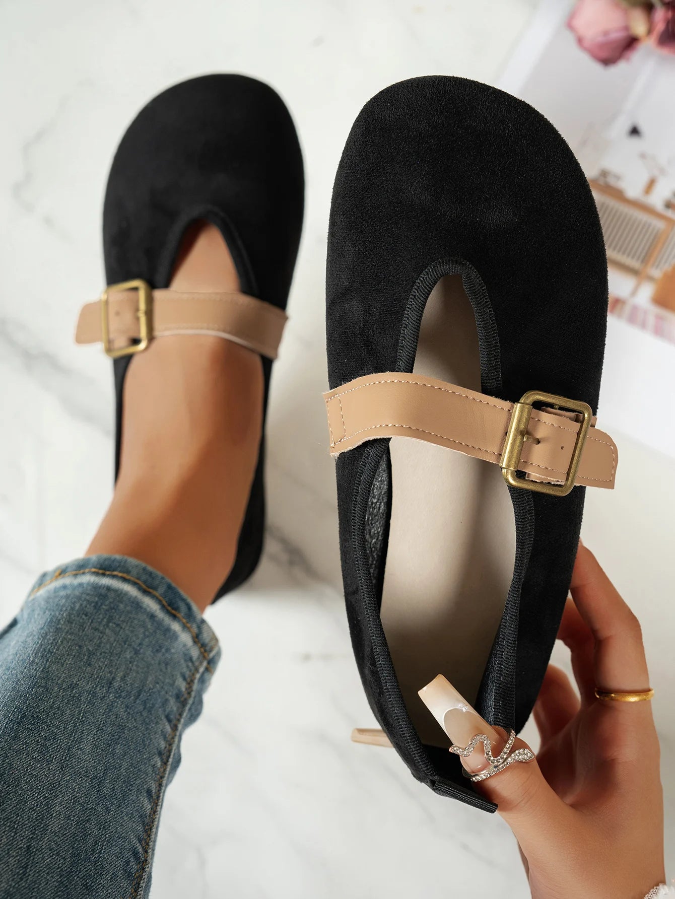 Women's slip-on flat shoes, comfortable for walking, featuring a round toe, easy-to-wear loafers style, with solid color and flo