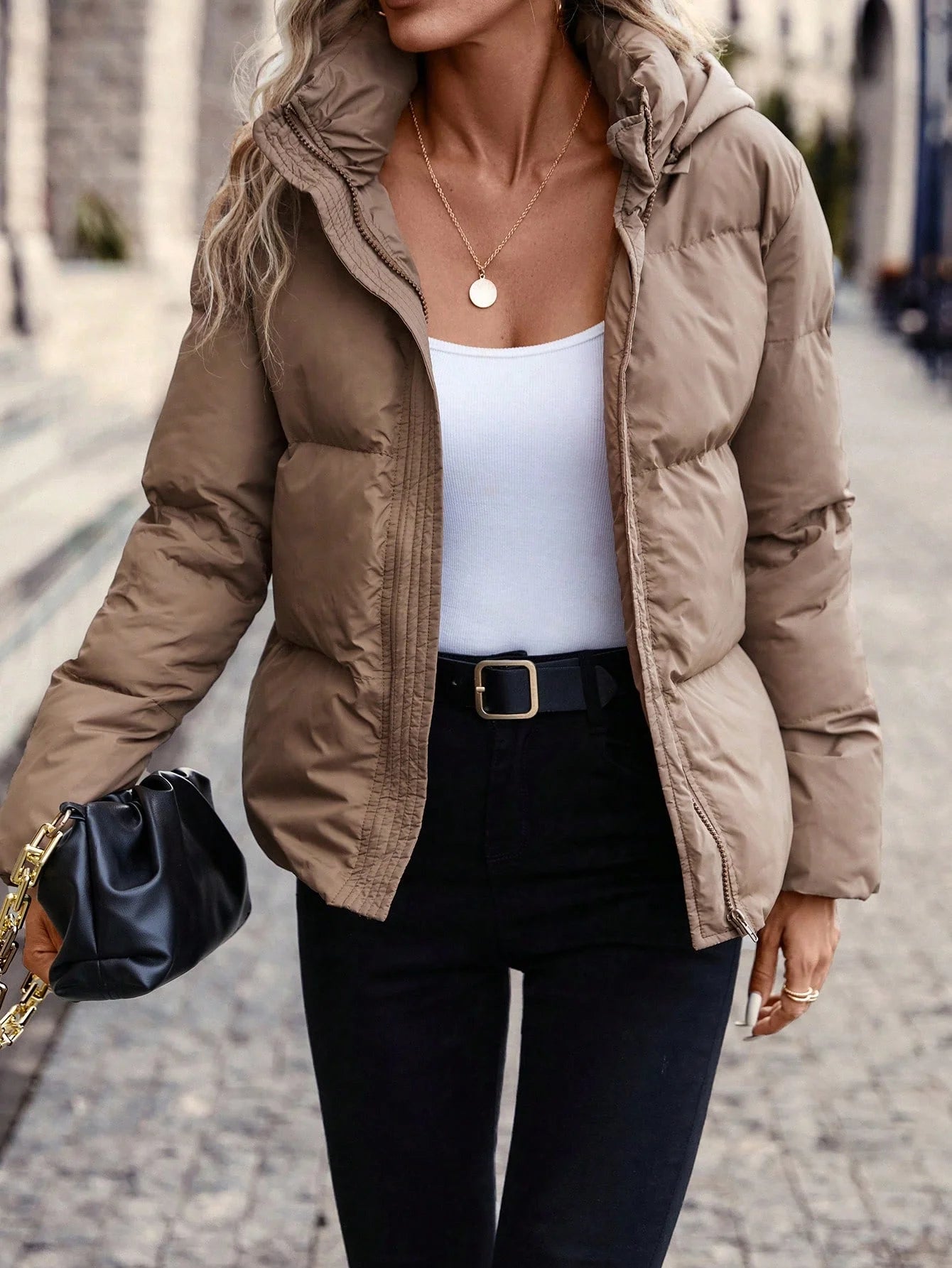 A new short cotton-padded jacket for women in winter, featuring a thick hooded tie that cinches the waist and accentuates the fi