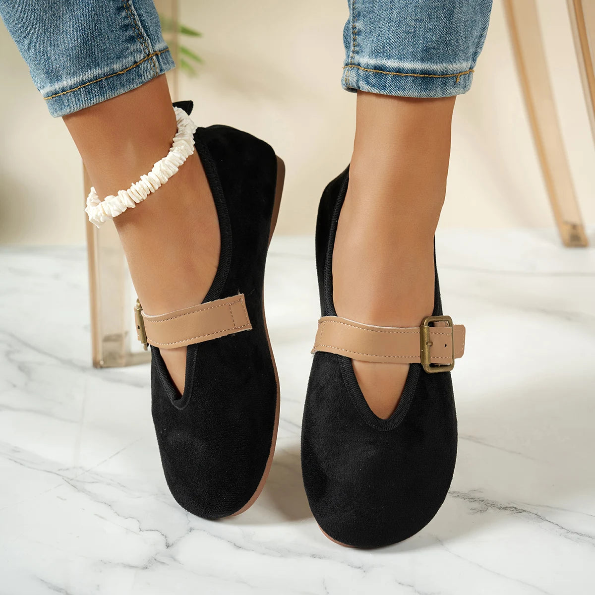 Women's slip-on flat shoes, comfortable for walking, featuring a round toe, easy-to-wear loafers style, with solid color and flo