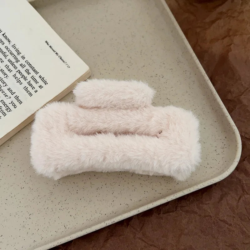 Winter Plush Hair Claw Elegant Acrylic Hairpins Faux Fur Hair Clip Barrette Crab Headwear for Women Girls Hair Accessories