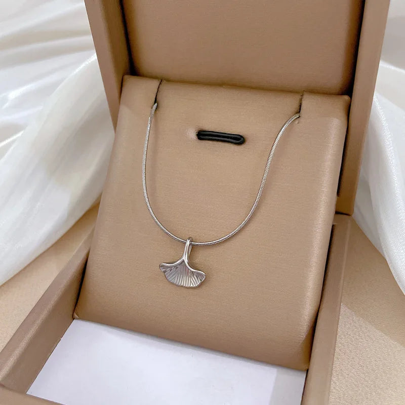 Women Jewelry Accessories Gingko Leaf Charm Pendant Necklace Ginkgo Biloba Leaf Pendant Choker Necklace Collars Sweater Chain