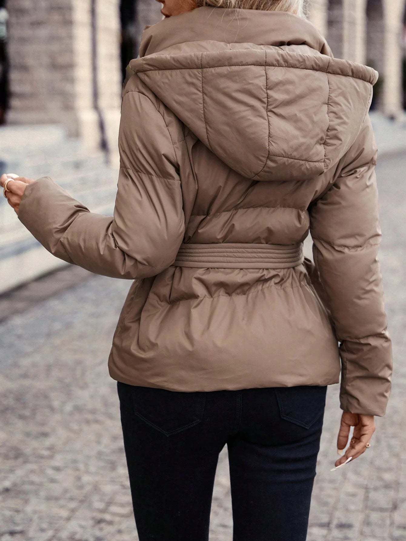 A new short cotton-padded jacket for women in winter, featuring a thick hooded tie that cinches the waist and accentuates the fi