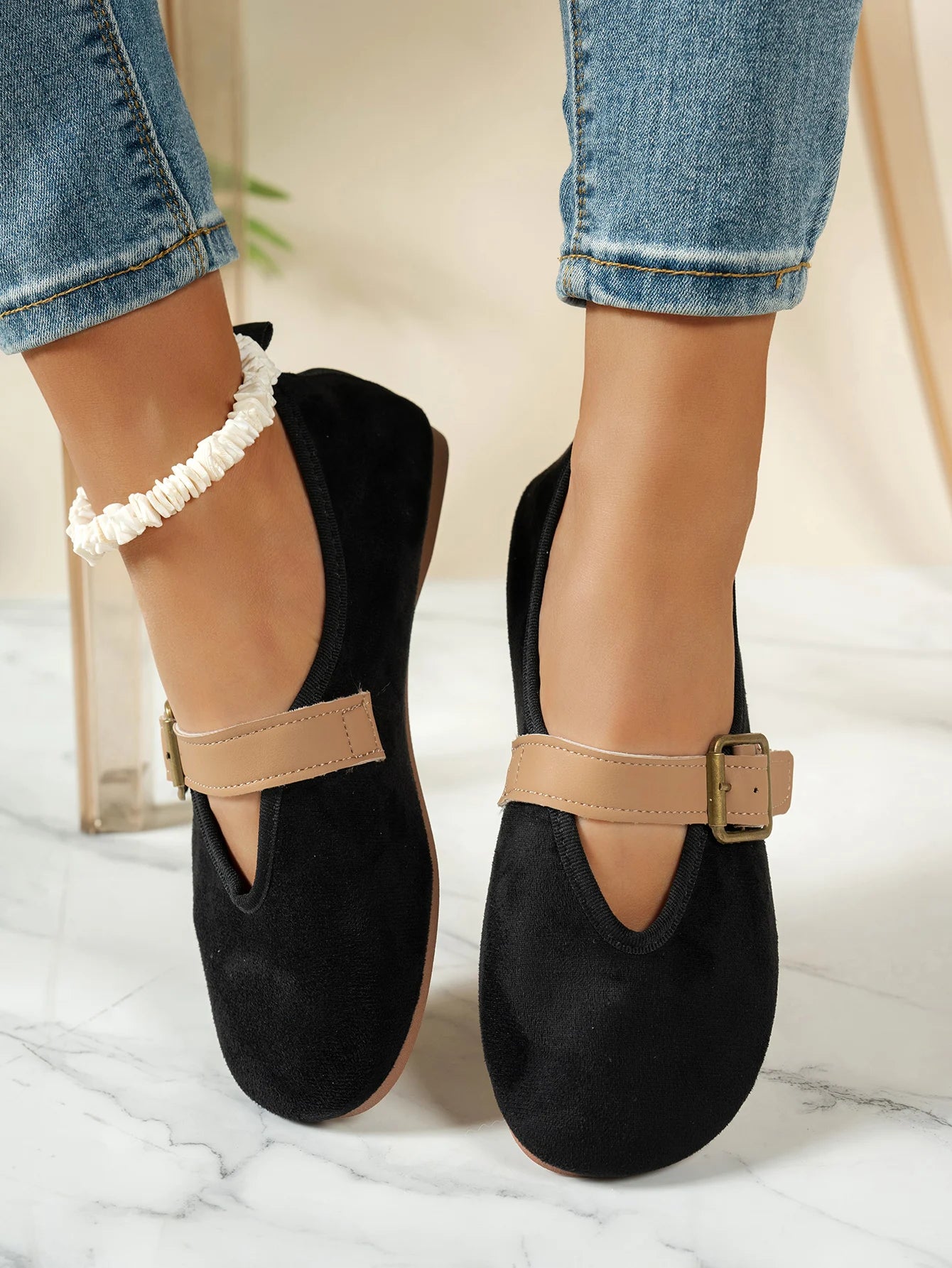 Women's slip-on flat shoes, comfortable for walking, featuring a round toe, easy-to-wear loafers style, with solid color and flo