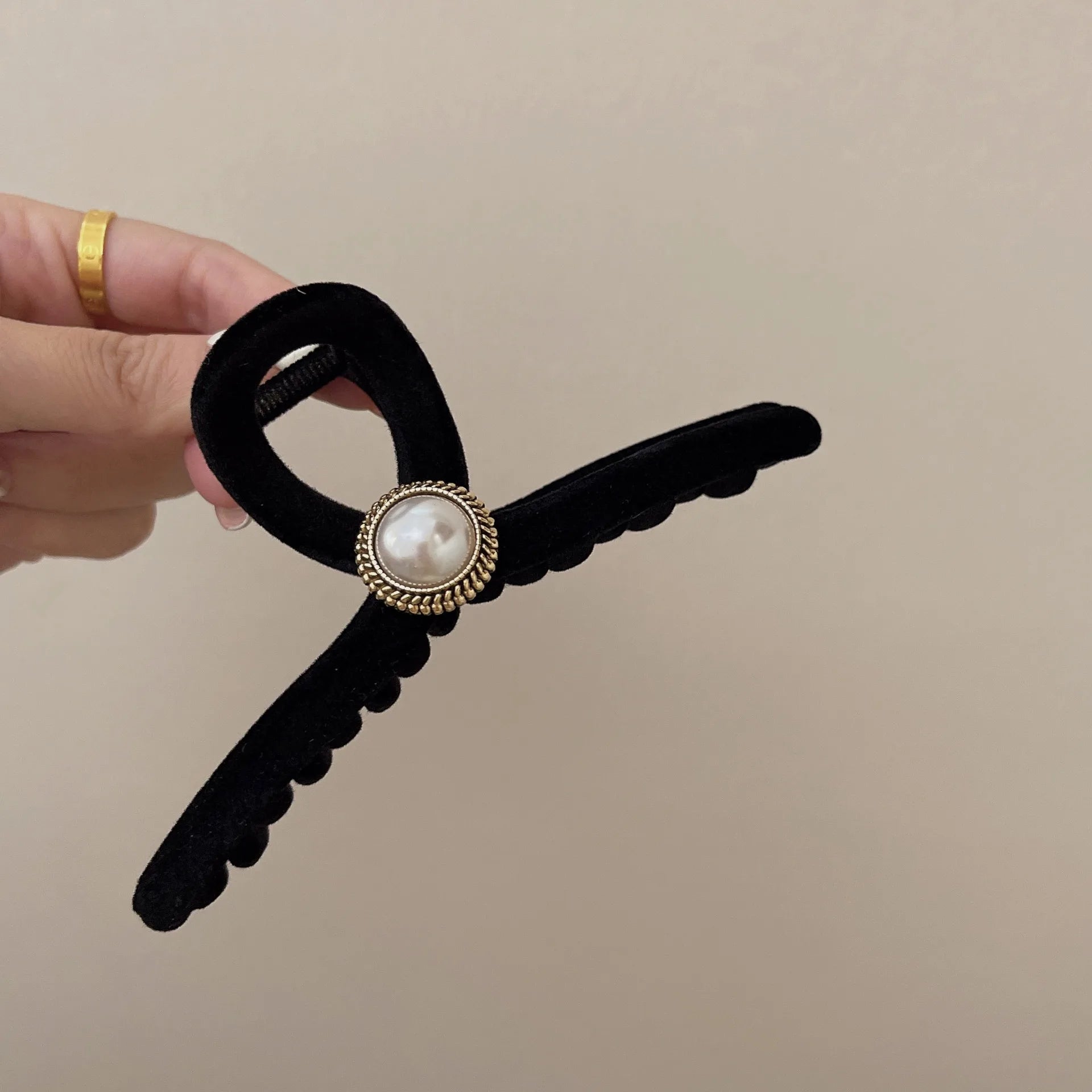 Women Hair Accessories Korean Fashion Large Black Pearl Camellia Heart Hair Claw Elegant Updo Headwear for Girls Shark Hair Pins