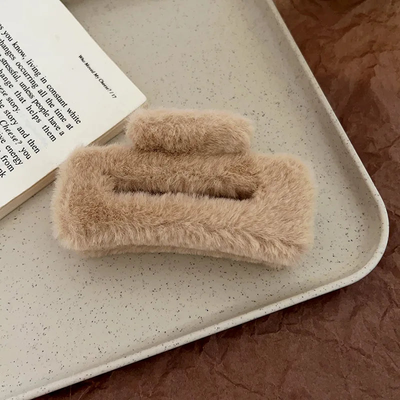 Winter Plush Hair Claw Elegant Acrylic Hairpins Faux Fur Hair Clip Barrette Crab Headwear for Women Girls Hair Accessories