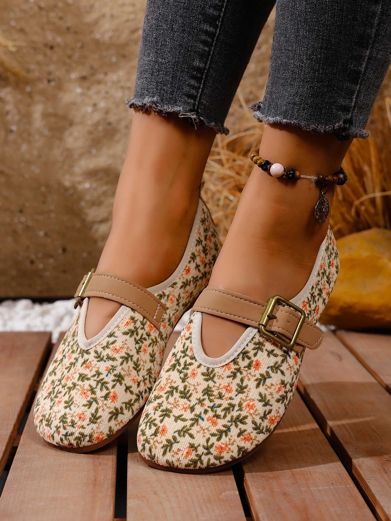 Women's slip-on flat shoes, comfortable for walking, featuring a round toe, easy-to-wear loafers style, with solid color and flo