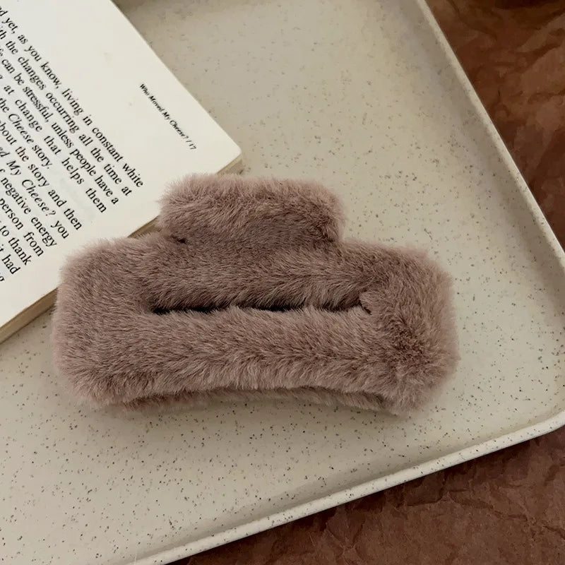Winter Plush Hair Claw Elegant Acrylic Hairpins Faux Fur Hair Clip Barrette Crab Headwear for Women Girls Hair Accessories