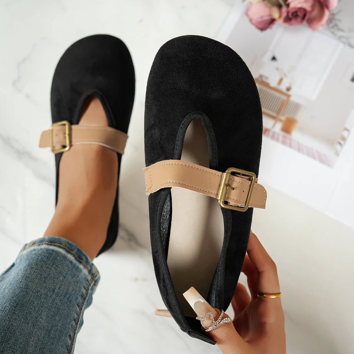 Women's slip-on flat shoes, comfortable for walking, featuring a round toe, easy-to-wear loafers style, with solid color and flo