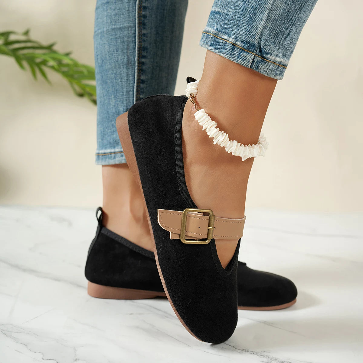 Women's slip-on flat shoes, comfortable for walking, featuring a round toe, easy-to-wear loafers style, with solid color and flo