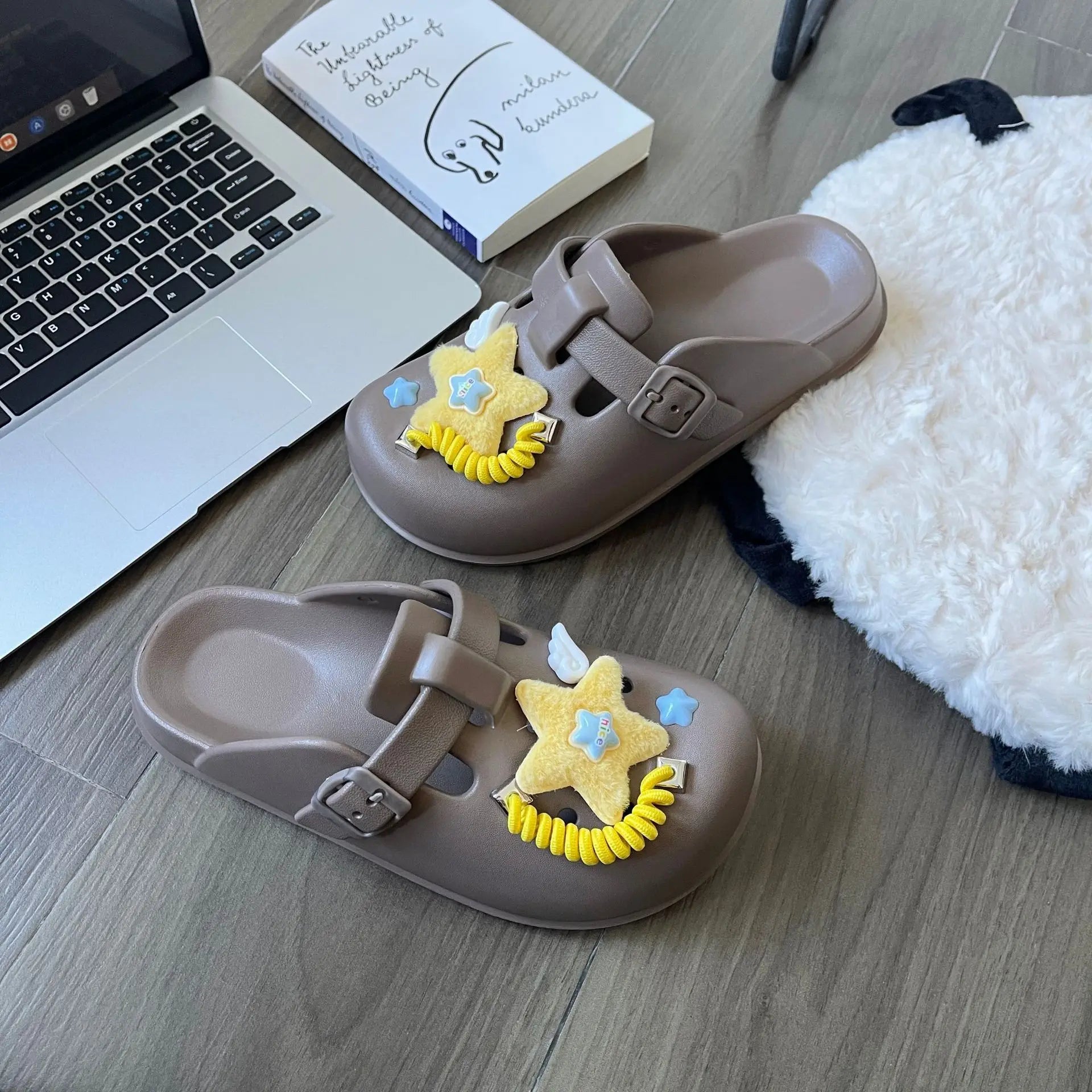 Top selling hole shoes with a high-end feel, non slip slippers for external wear, breathable half toe cap sandals