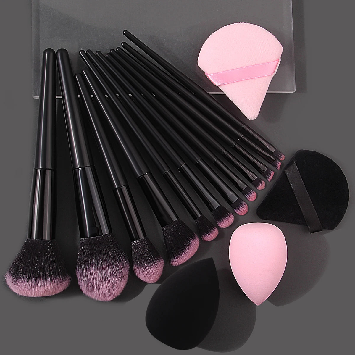 12 high-quality soft makeup brushes set +4 beauty eggs, triangular powder puff, super practical and portable beauty tools