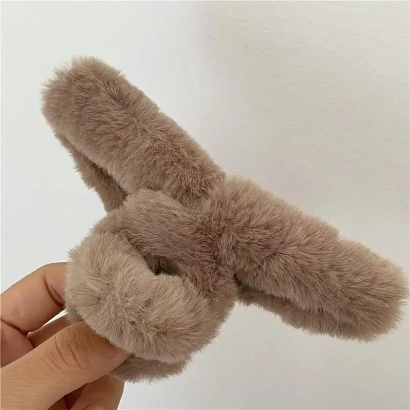 Winter Faux Fur Hair Claw For Women Girls Acrylic Crab Barrette Hairpin Furry Headwear Hair Claw Clip Fashion Hair Accessories