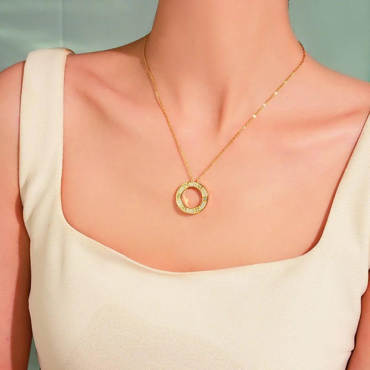 Fashion  Elegant Jewelry Crystal Circle Pendant Necklace  for Women Women Fashion Necklace Jewelry Gift