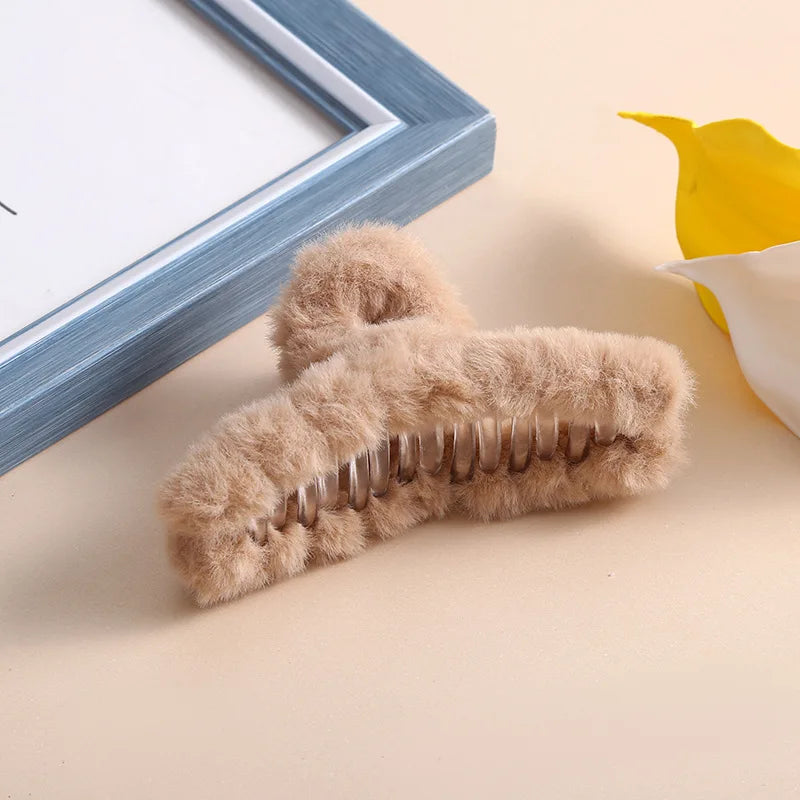 Winter Plush Hair Claw Elegant Acrylic Hairpins Faux Fur Hair Clip Barrette Crab Headwear for Women Girls Hair Accessories